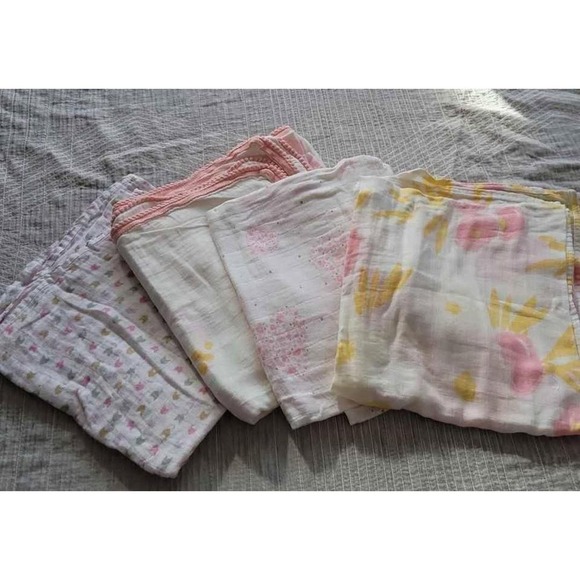 Muslin Blankets 4 Pack Baby Girl Floral Print Soft Light Weight - Picture 1 of 5